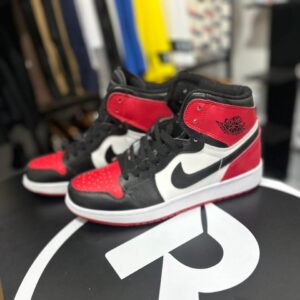 Jordan 1 Mid – “Bred/White” (Preto, Vermelho e Branco)